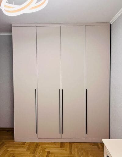 Бежевые распашные шкафы