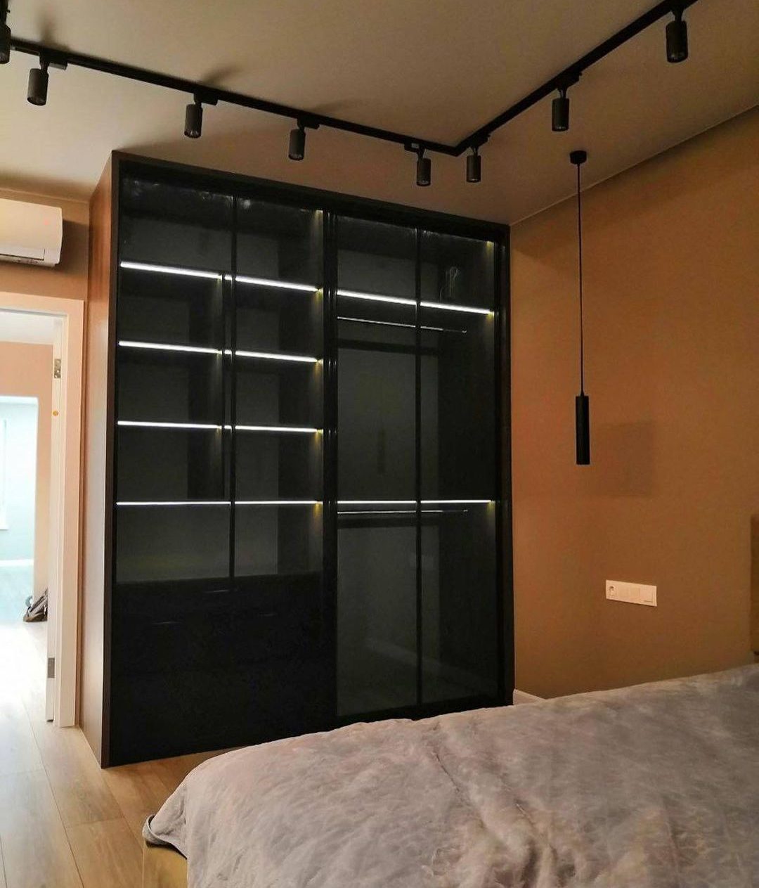 Шкаф-купе коричневый со стеклом фото