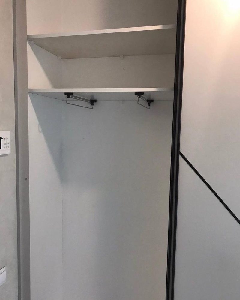 Шкаф-купе серый с узором фото